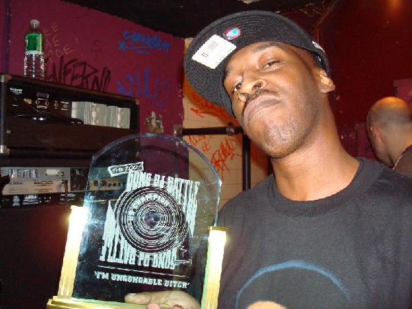 Roc Raida holding the 2008 Gong DJ Battle Trophy