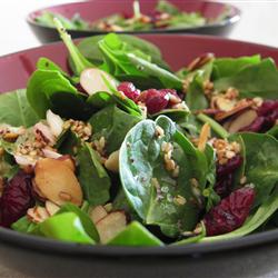 Spinach salad with nuts